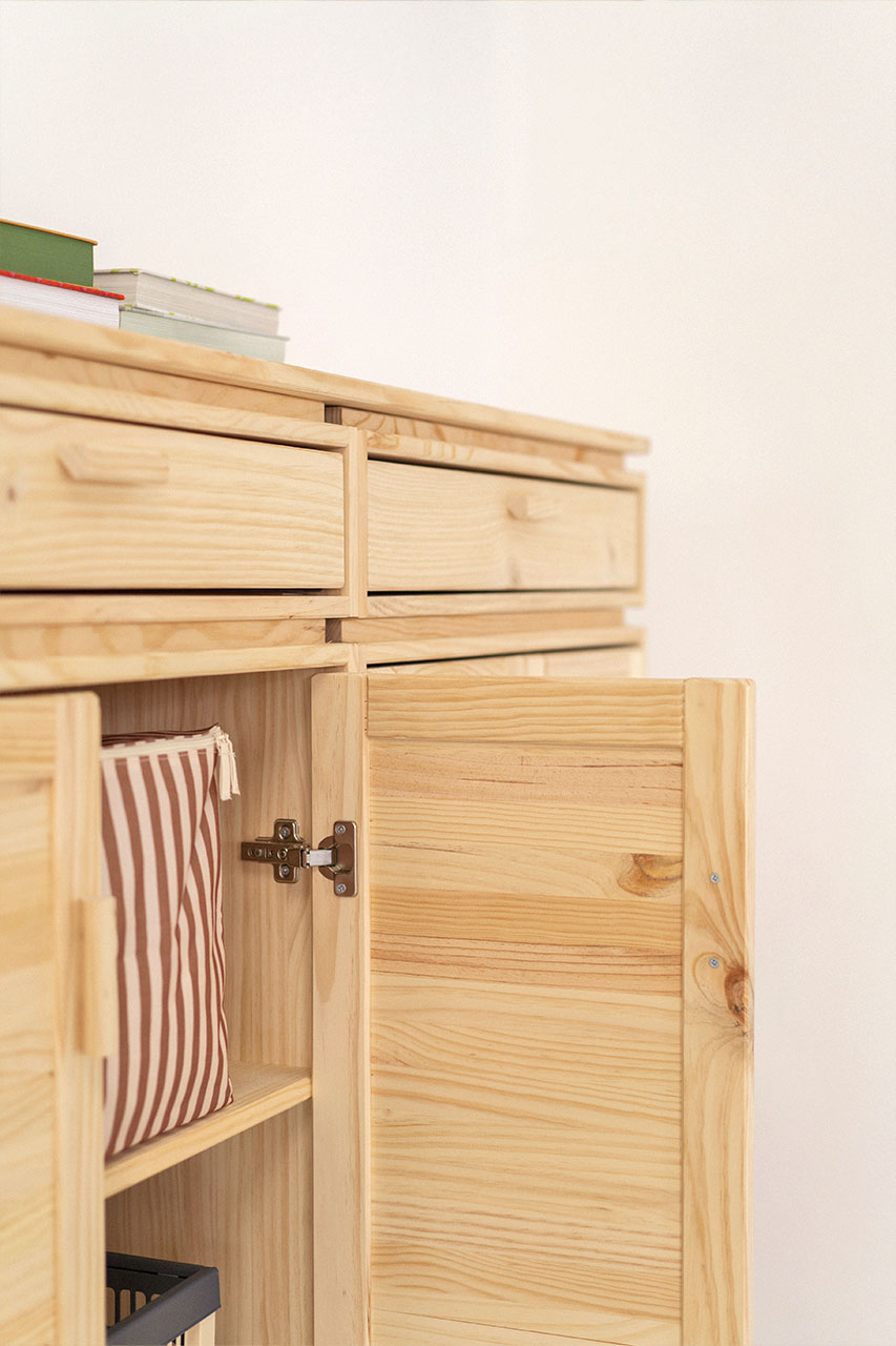 Imagen de ambiente 3 para:Armario bajo con cajones de madera natural